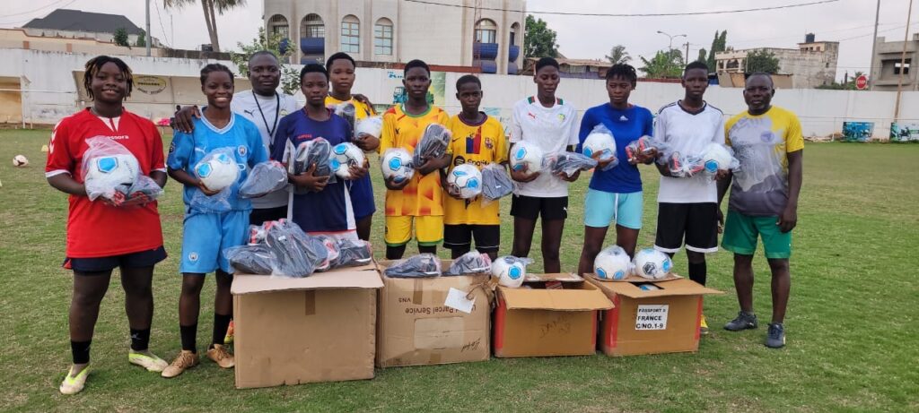 Un nouvel envoi de matériel sportif pour l’Académie Swalows de Lomé !
